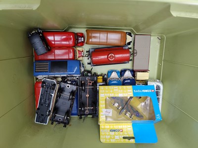 Lot 14 - Box containing model vehicles