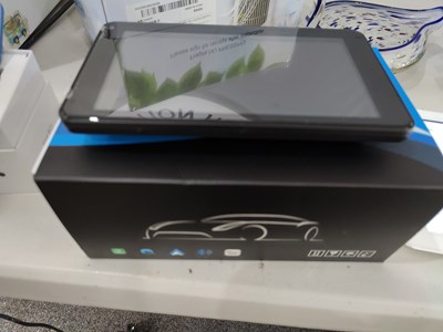 Lot 82 - 7inch CarPlay entertainment system with reversing camera