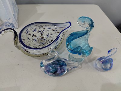 Lot 92 - Qty of blown glass swans