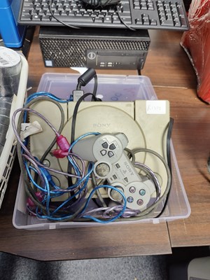 Lot 33 - PS1 console with controller