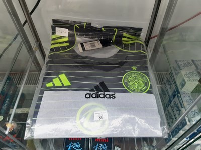 Lot 86 - Adidas XL top with Celtic logo