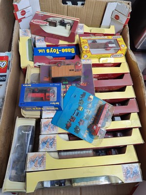 Lot 10 - Box of collectable model vehicles