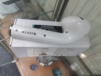 Lot 88 - Giant earphones Bluetooth speaker in box