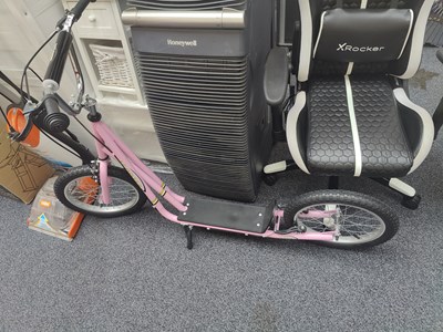 Lot 109 - Pink large wheel scooter with brakes