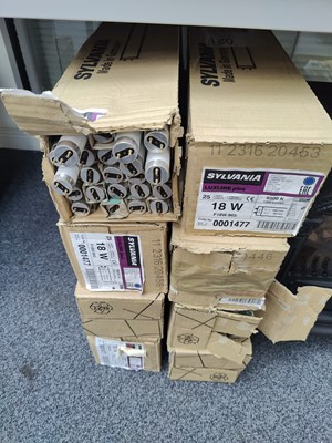 Lot 158 - 8 boxes of light bulb tubes