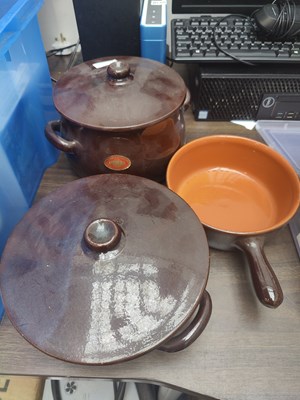Lot 30 - Set of 3 piral pots 2 with lids