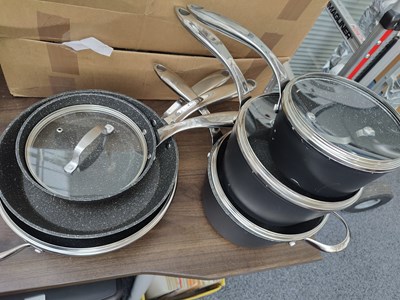 Lot 150 - Set of pots and lids