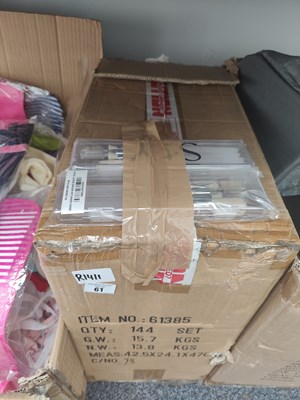 Lot 61 - Large box of makeup brushes