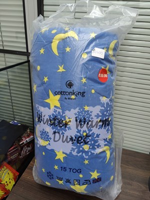 Lot 34 - Winter warm 15 tog duvet with night time pattern