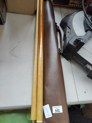 Lot 312 - Snooker / pool qué in case