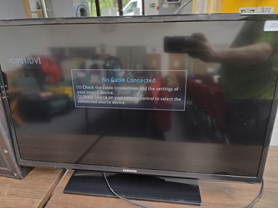 Lot 22 - Samsung TV on stand with no remote tested working
