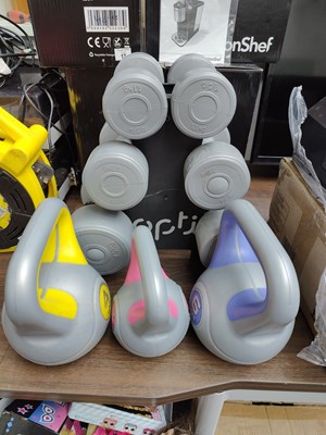 Lot 19 - Set of Dumbells & Kettlebells
