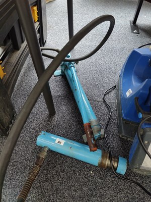 Lot 300 - Hydraulic jack / ram