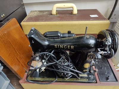 Lot 11 - Retro singer Sewing Machine with carry case