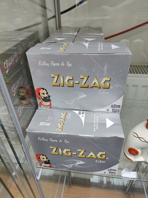 Lot 106 - Large qty of zig-zag papers