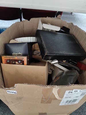 Lot 324 - Box of misc