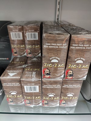 Lot 81 - Large qty zig-zag unbleached papers