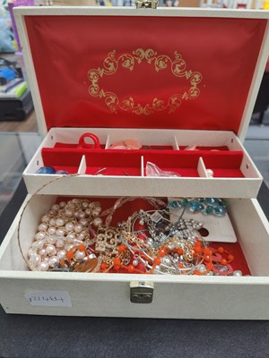 Lot 113 - Box of costume jewellery