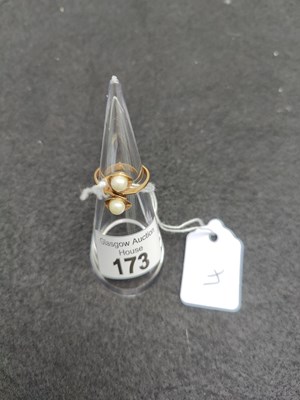 Lot 173 - 18ct Gold and pearl ring 3.63g