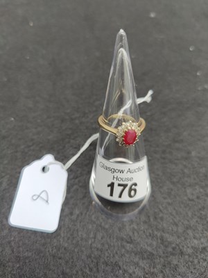 Lot 176 - 9ct gold with diamond cluster 3.17g