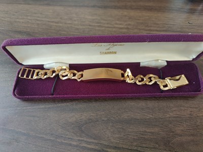 Lot 124 - Gold plate chunky bracelet