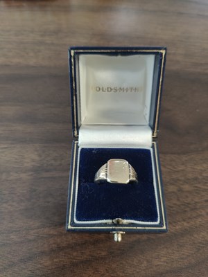 Lot 123 - 9ct gold ring on silver