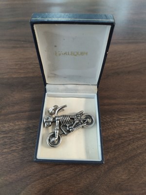 Lot 121 - Skull motorbike pendant stamped 925