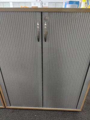 Lot 252 - Sliding door cupboard