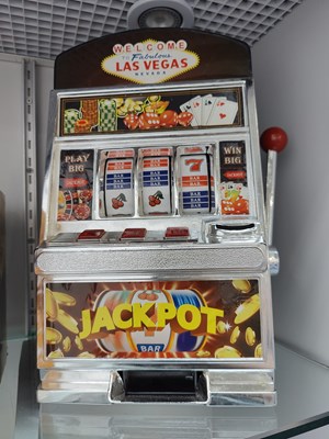 Lot 71 - Small las vegas jackpot style slot machine tested working