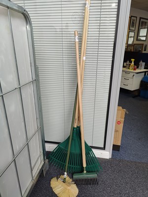 Lot 228 - Bundle of asstd garden tools
