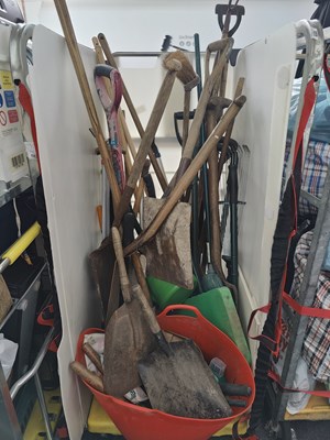 Lot 182 - Cage of garden tools