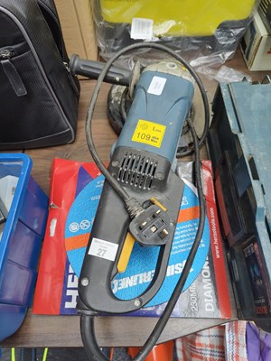 Lot 27 - Electric grinder with spare blades tested working