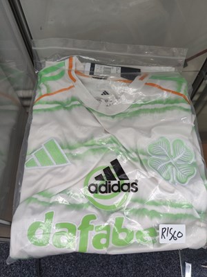 Lot 101 - Football top bearing Celtic logos size xxl