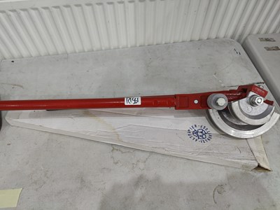 Lot 28 - Pipe bender and garden shears