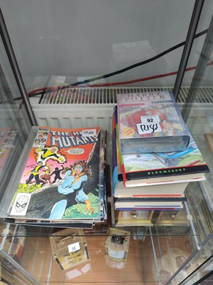 Lot 92 - Collection of Harry Potter books and comic books