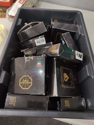 Lot 247 - Box of decorative items