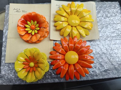 Lot 134 - 4 retro flower brooch