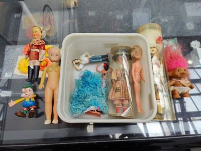 Lot 124 - Collection of retro dolls