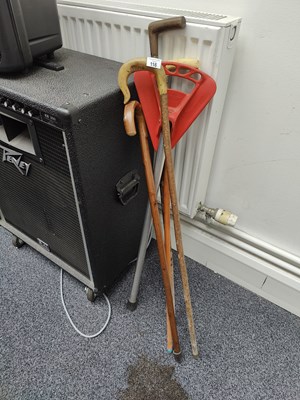 Lot 116 - Bundle of walking sticks