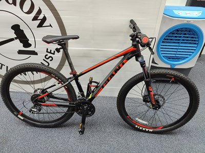 Lot 238 - Giant black and red mountain bike in as new condition