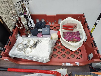 Lot 42 - Qty of costume jewellery and accessories