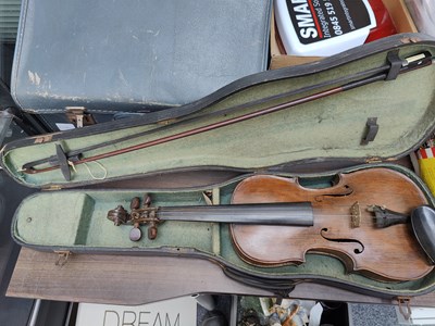 Lot 195 - Vintage violin in carry case