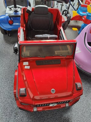 Lot 271 - Red mercedes jeep with charger tested working