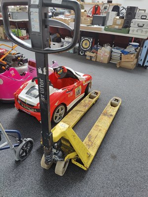 Lot 267 - Yellow pallet truck