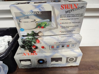 Lot 21 - 3 swan retro pans in original packaging