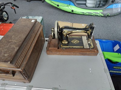 Lot 275 - Singer sewing machine in case