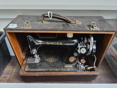 Lot 17 - Singer sewing machine in case