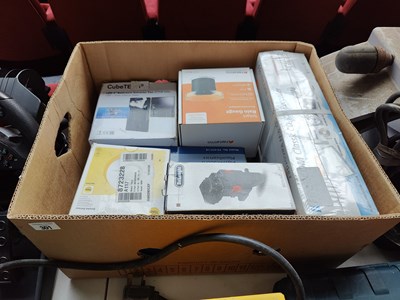 Lot 301 - Box of misc