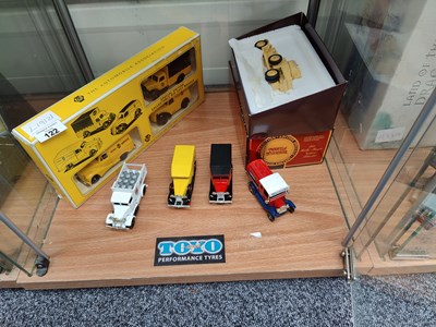 Lot 122 - Small collection of toy vehicles