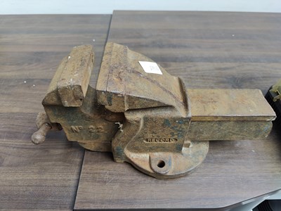 Lot 12 - Large record bench vice